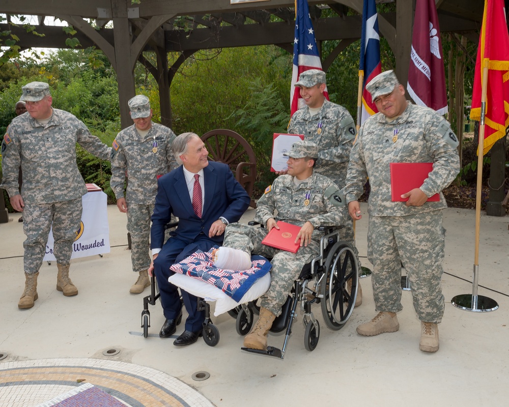 Texas governor awards Texas Purple Heart to Texas National Guardsmen