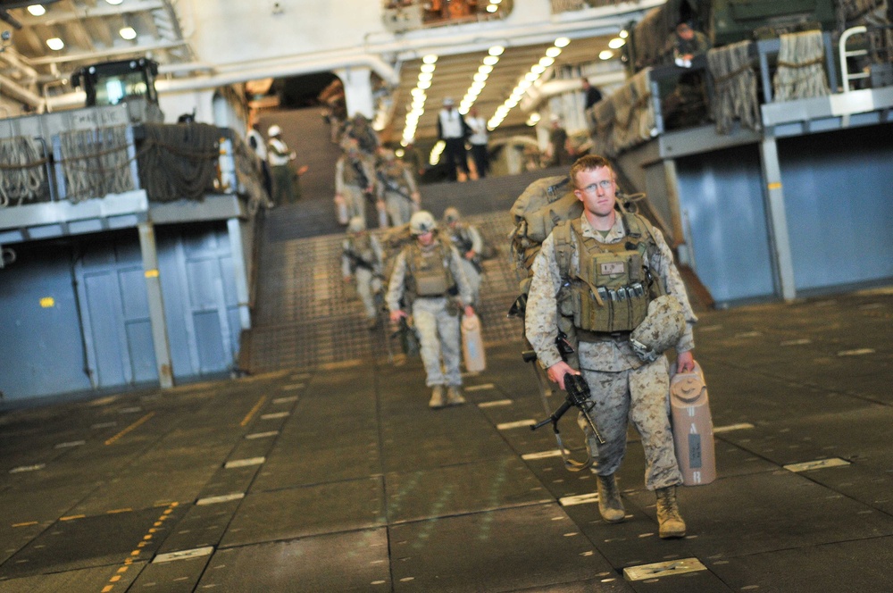 13th MEU Marines prepare to embark LCAC aboard USS New Orleans