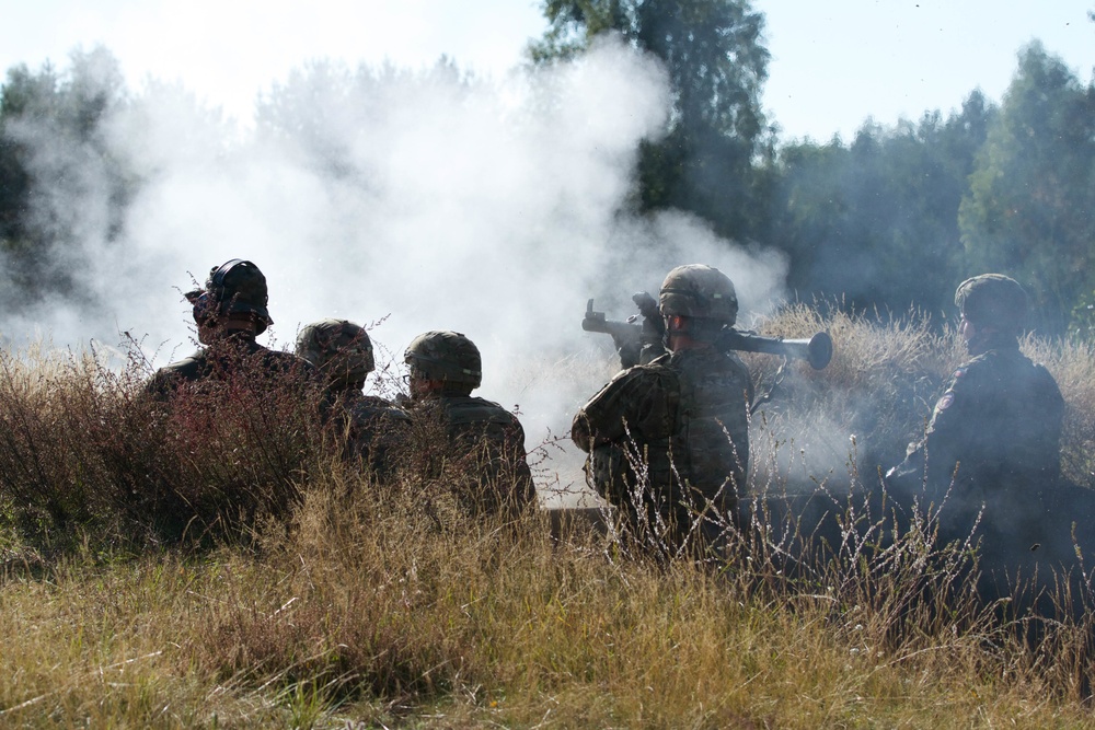 US paratroopers fire a Polish RPG