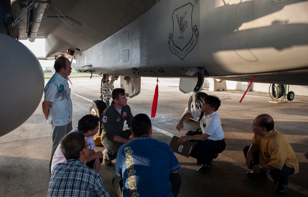 Honorary commanders visit Kadena
