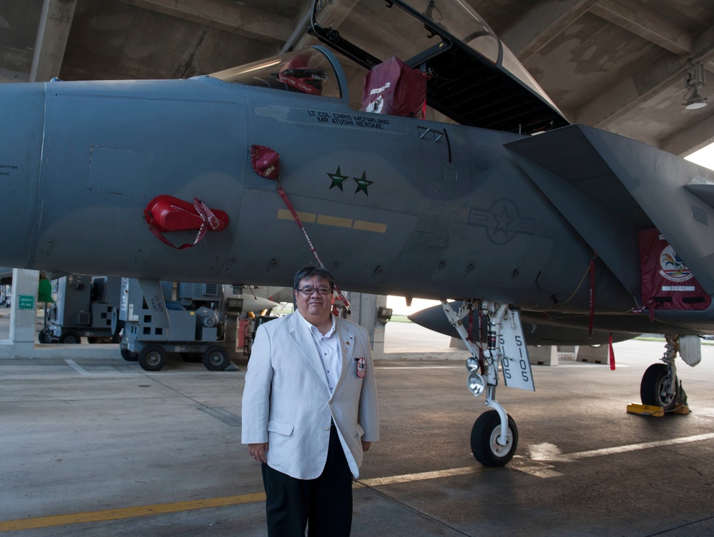 Honorary commanders visit Kadena