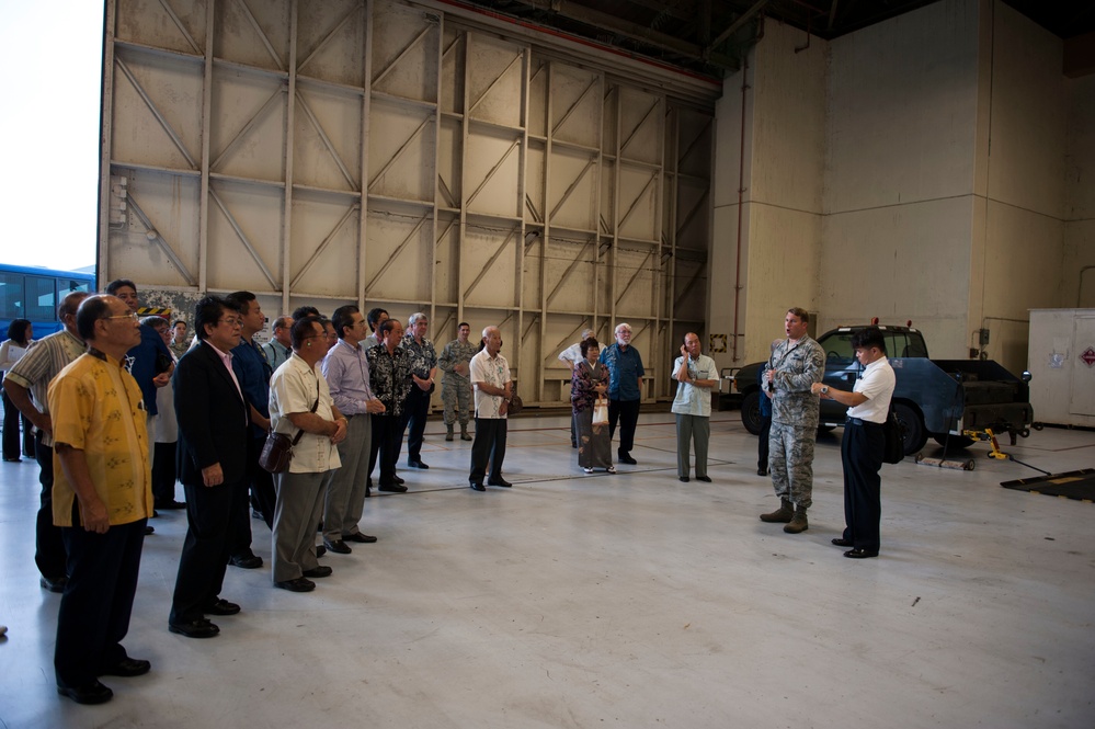Honorary commanders visit Kadena