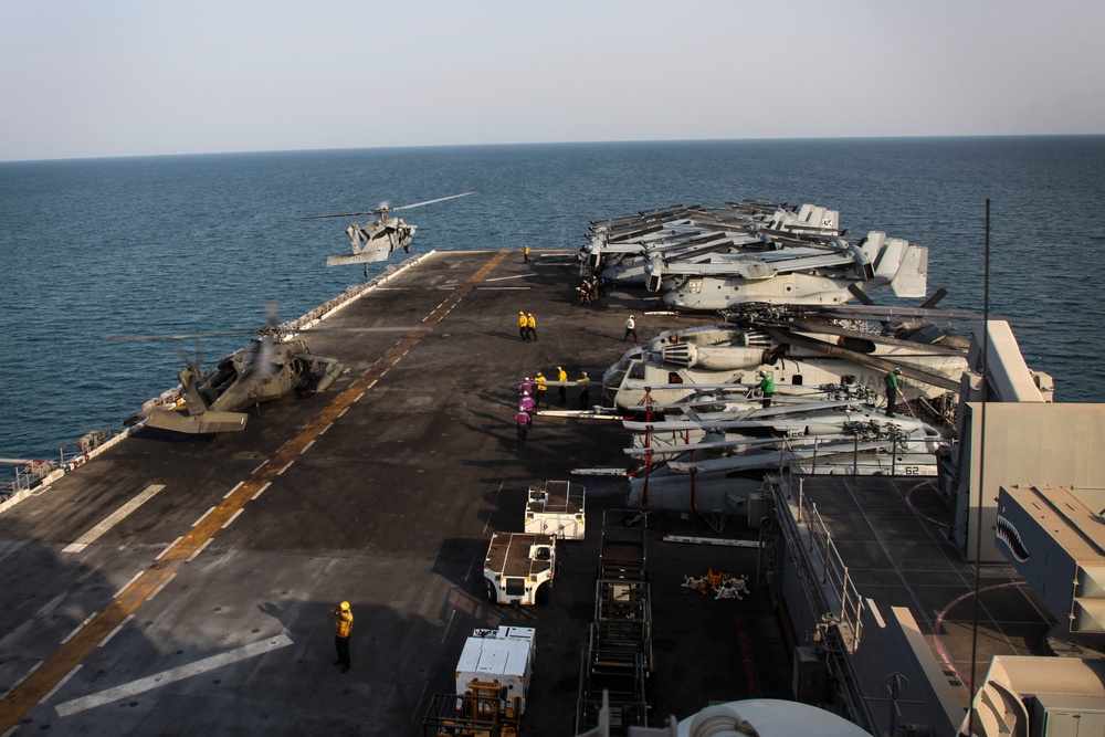 U.S. Army lands aboard USS Essex