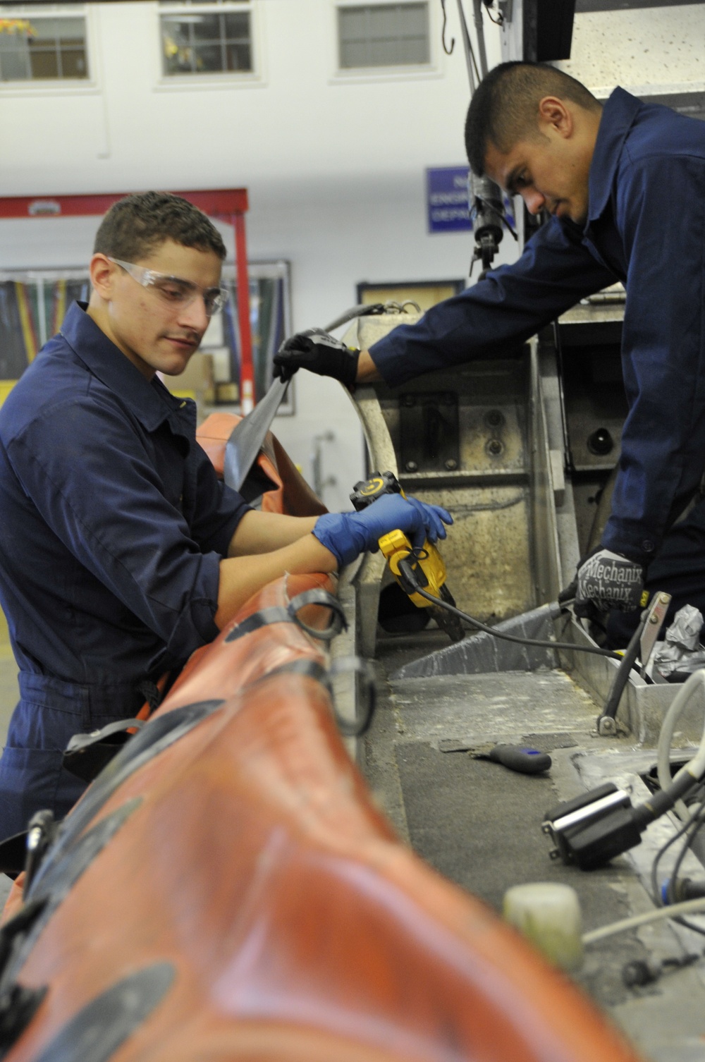 Coast Guard MKs conduct boat maintenance