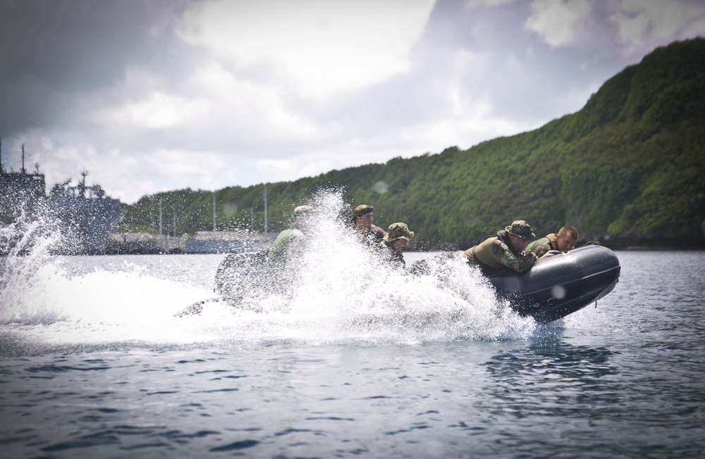 1st Raiders conduct amphibious operations