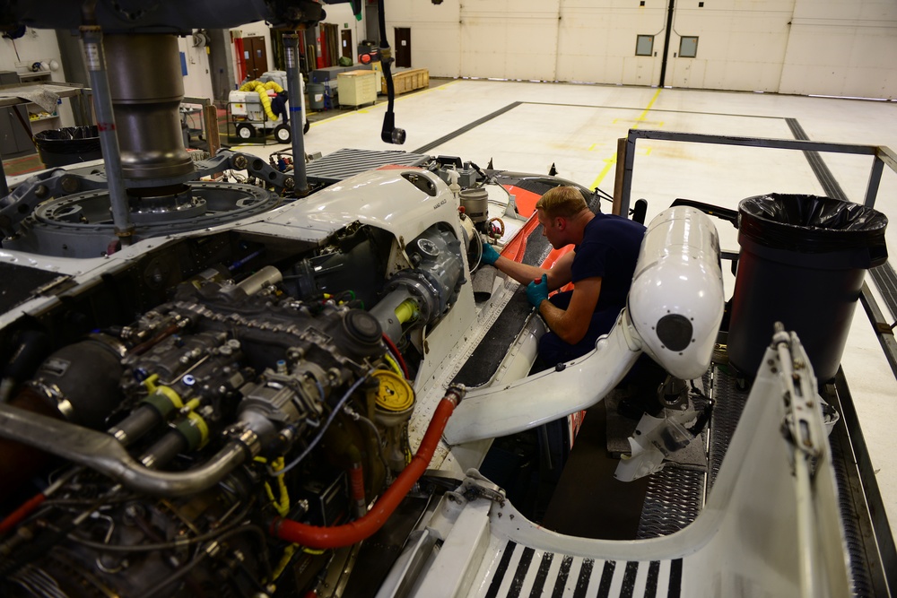 Week in the Life 2015 - Air Station Astoria AMTs maintain MH-60 Jayhawk helicopters