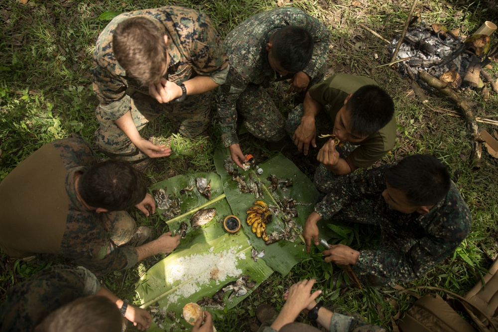 Philippine, US Recon Marines learn to survive in the jungle during PHIBLEX 2015