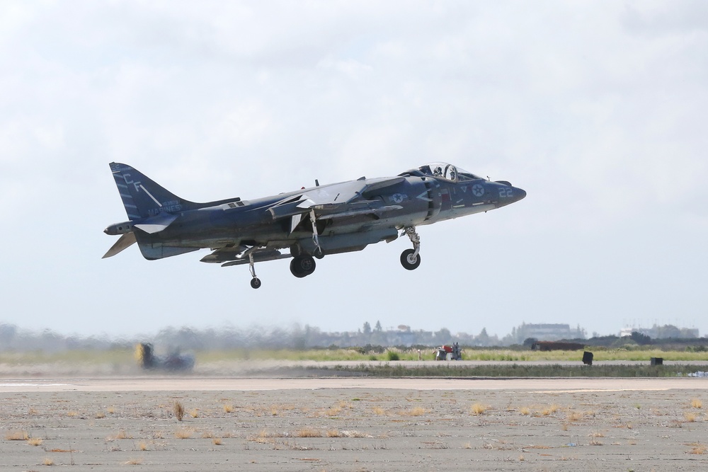 AV-8B Harrier demo shows capabilities during 2015 Miramar Air Show