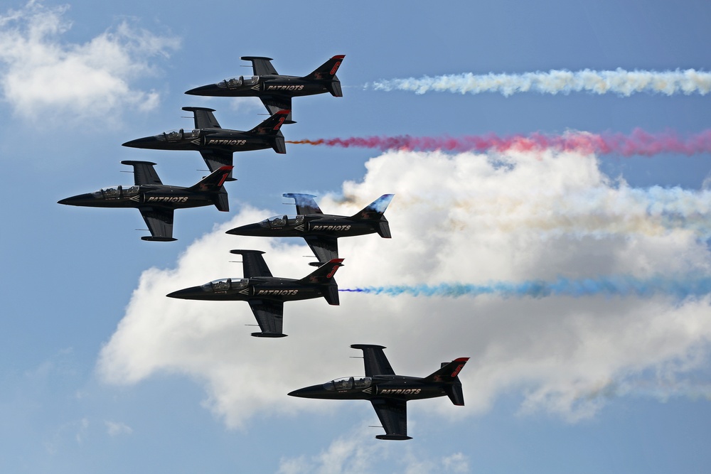 Patriots soar over crowds during 2015 MCAS Miramar Air Show