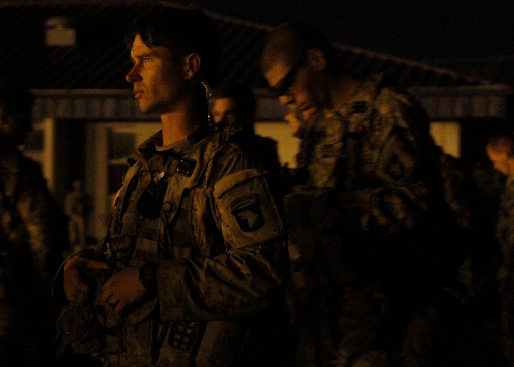 Screaming Eagle Soldiers prepare for air assault insertion training at JRTC