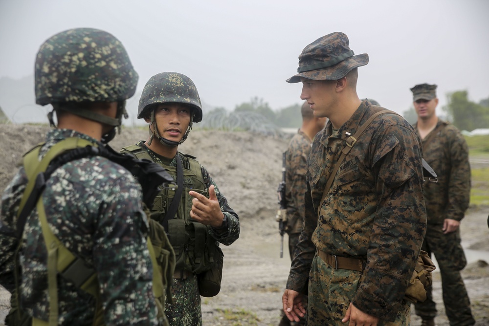 Philippine, U.S. Marines traing together during PHIBLEX 2015