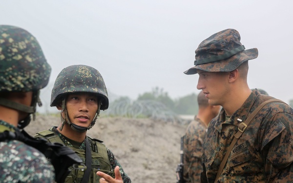 Philippine, U.S. Marines traing together during PHIBLEX 2015