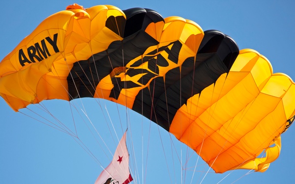 Golden Knights Perform at 2015 MCAS Miramar Air Show