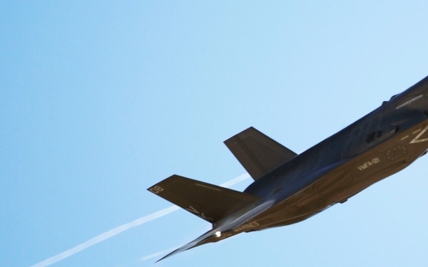 F-35B Dazzles Crowds During 2015 MCAS Miramar Air Show