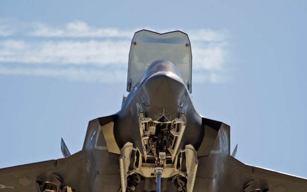 F-35B Dazzles Crowds During 2015 MCAS Miramar Air Show