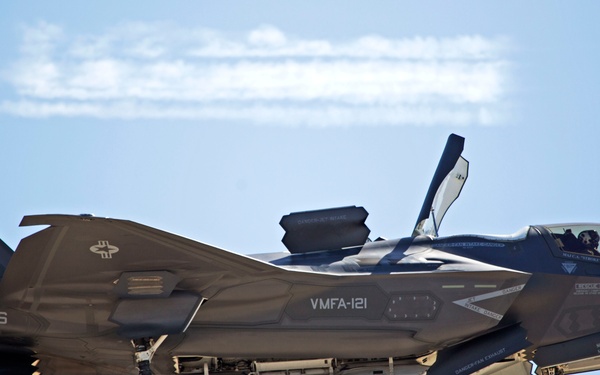 F-35B Dazzles Crowds During 2015 MCAS Miramar Air Show
