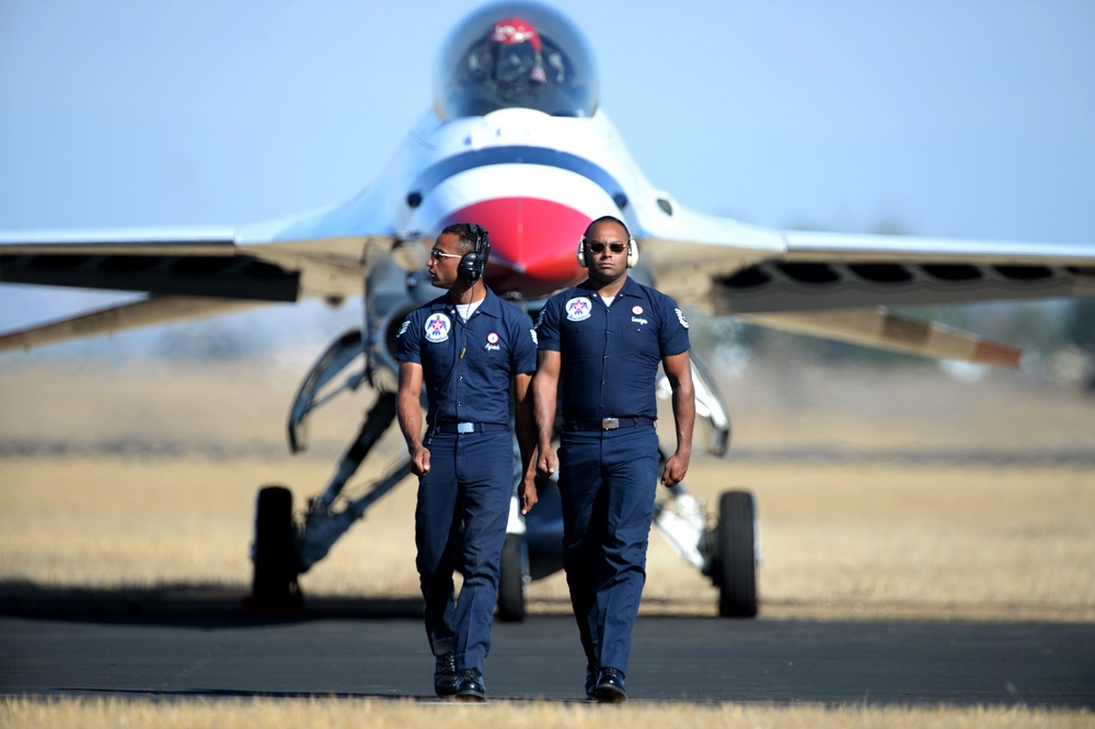 Thunderbirds perform at Mather Airshow