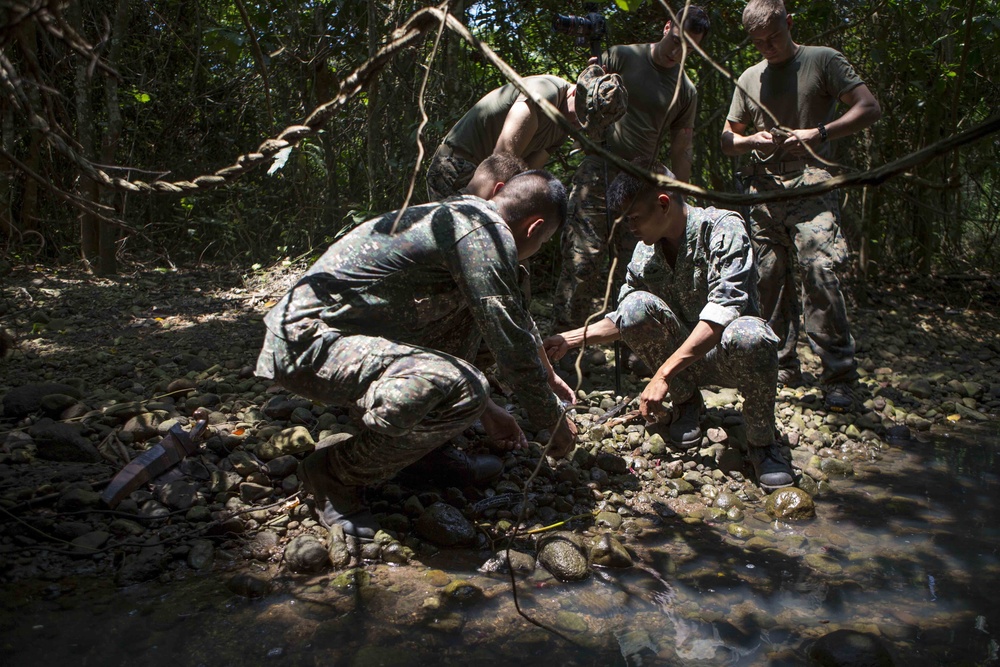 PHIBLEX15 Jungle Environment Survival Training with 3D Recon