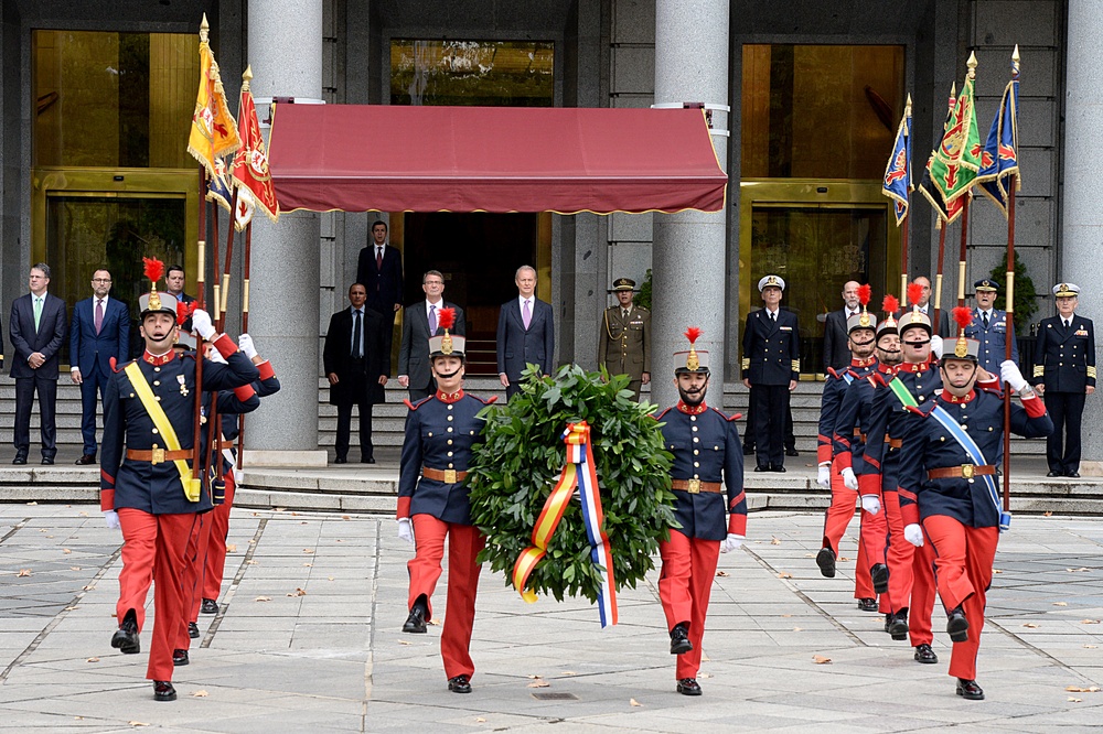 SD and Spain's MOD watch as the wreath is being guided to the front of the memorial