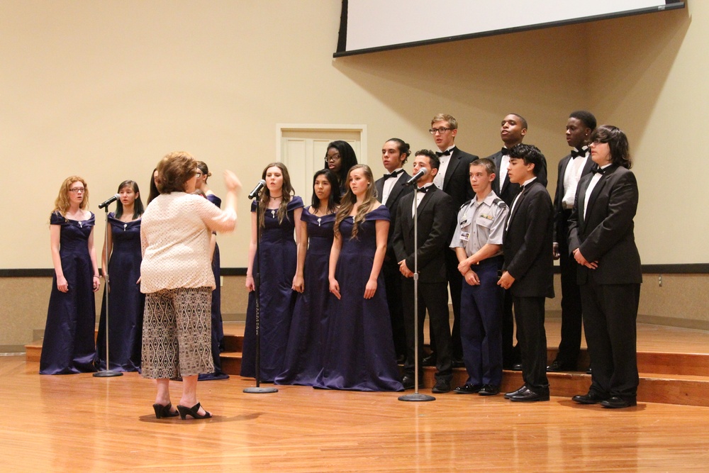 Soldiers unite with El Paso community through educational partnership