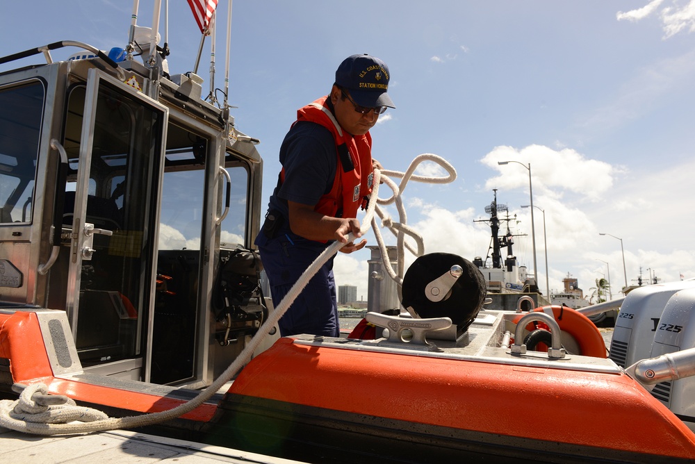 Coast Guard Station Honolulu conducts harbor patrol