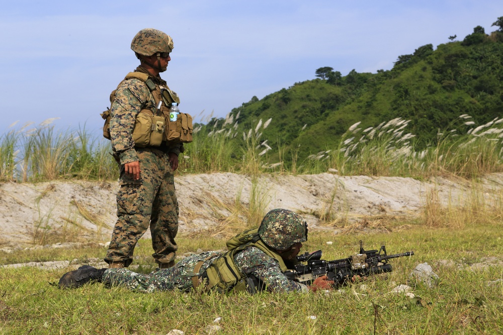 U.S., Philippine Marines conduct live-fire training during PHIBLEX 2015