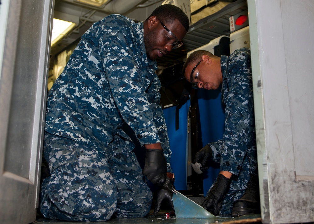 USS Carl Vinson maintenance
