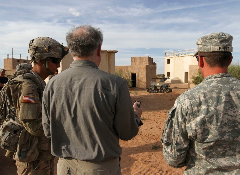 Lt. Gen. Williamson and Frank Kendall visit Fort Bliss during NIE 16.1