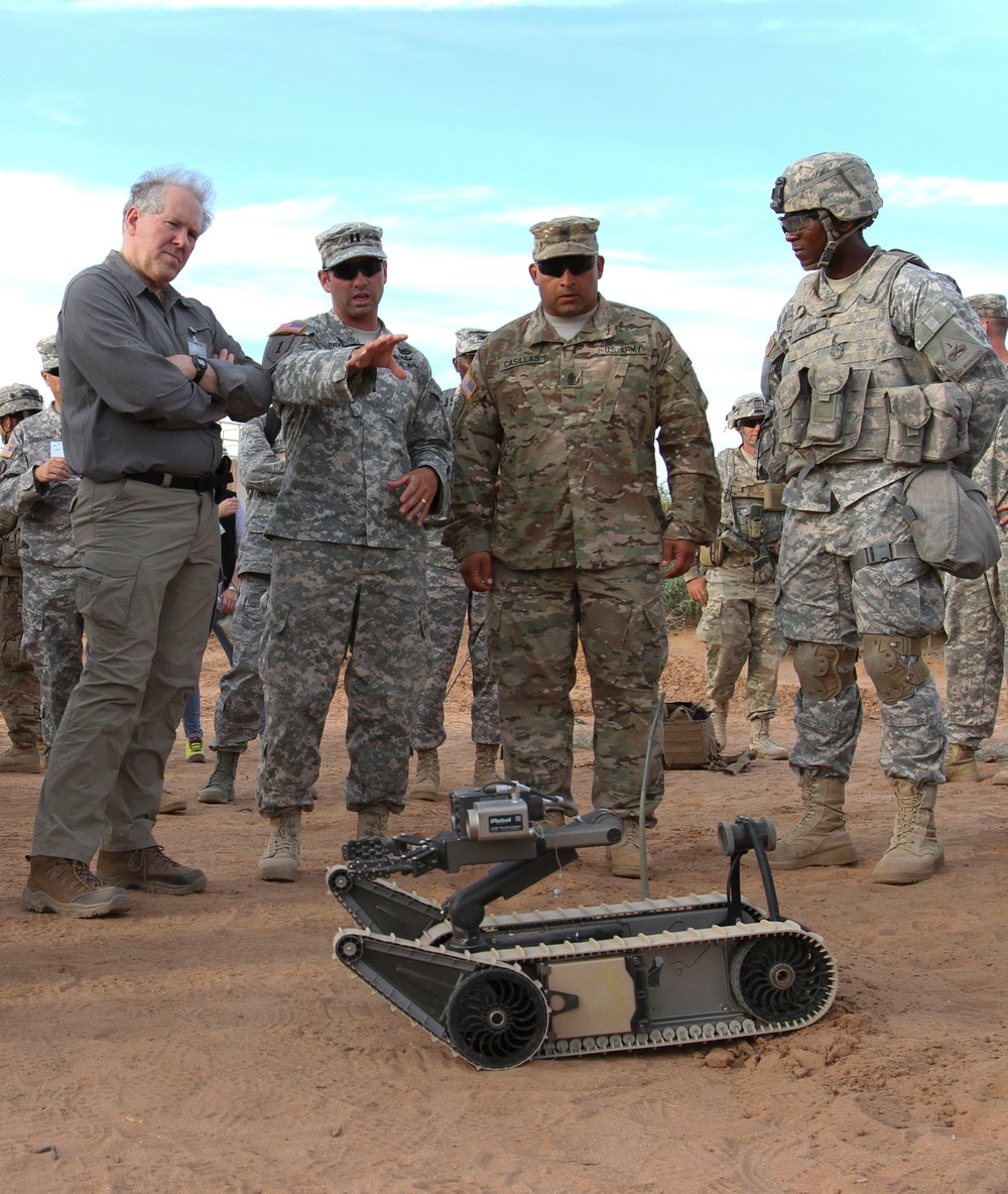 Lt. Gen. Williamson and Frank Kendall visit Fort Bliss during NIE 16.1