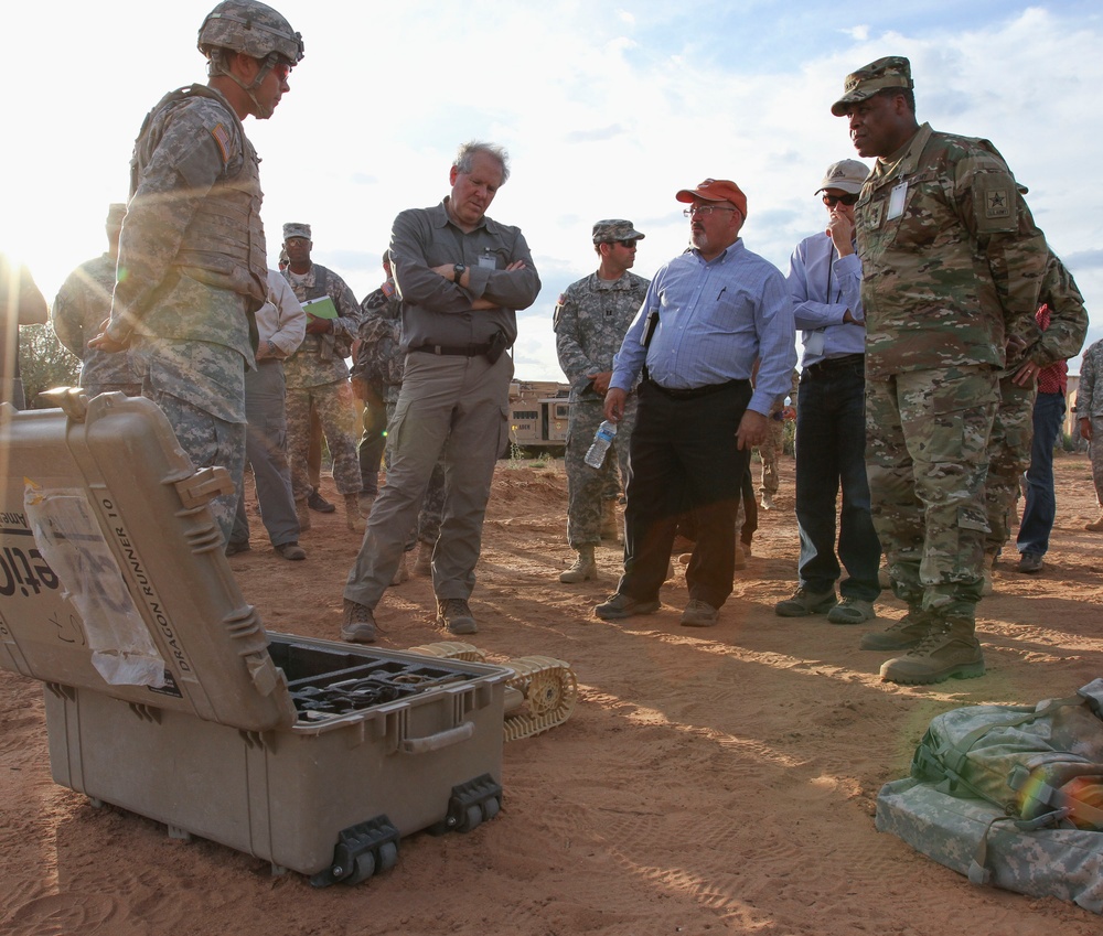Lt. Gen. Williamson and Frank Kendall visit Fort Bliss during NIE 16.1