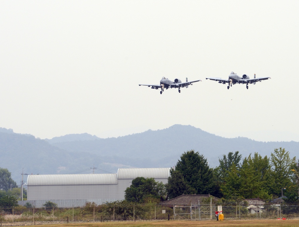 Two ship of A-10s land at Osan Air Base