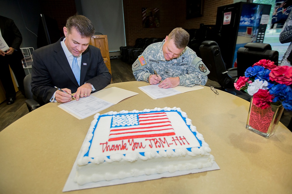 Joint base, USO make long-standing partnership ‘official’ with support agreement signing