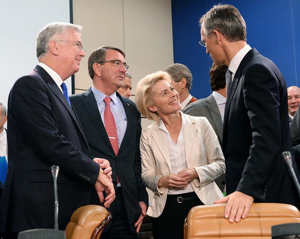 Secretary of State for Defense Michael Fallon (left), Secretary of Defense Ash Carter, German Minister of Defense Ursula von der Leyen and NATO Secretary General Jens Stoltenberg meet