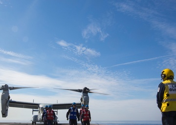 Marines land Osprey on a UK ship