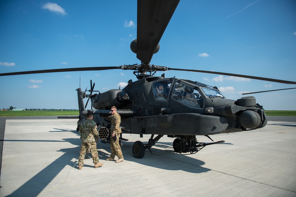 Chièvres Airmen refuel Army Apache, Chinook helicopters