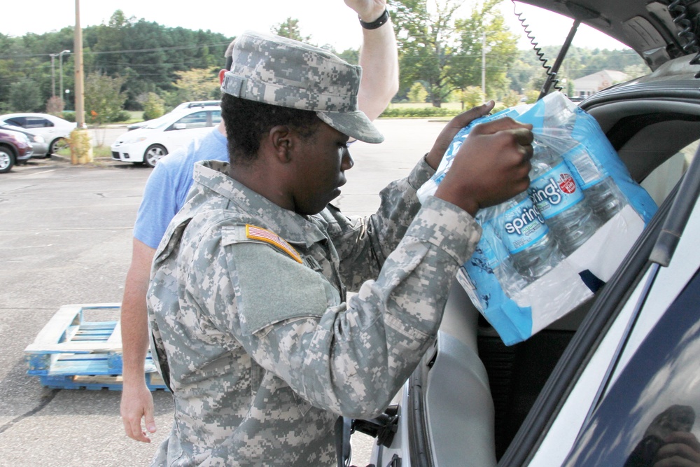 Soldiers provide water to citizens, hospital