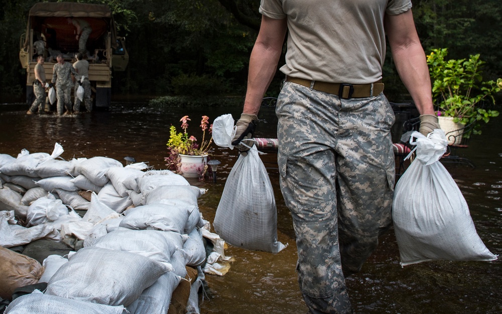 SC Guardsmen rise above water, help protect life, property during flood