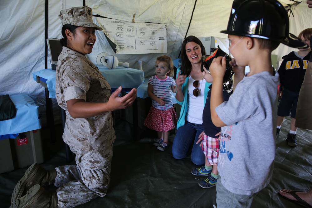 Marines, Sailors host humanitarian assistance display during Fleet Week 2015