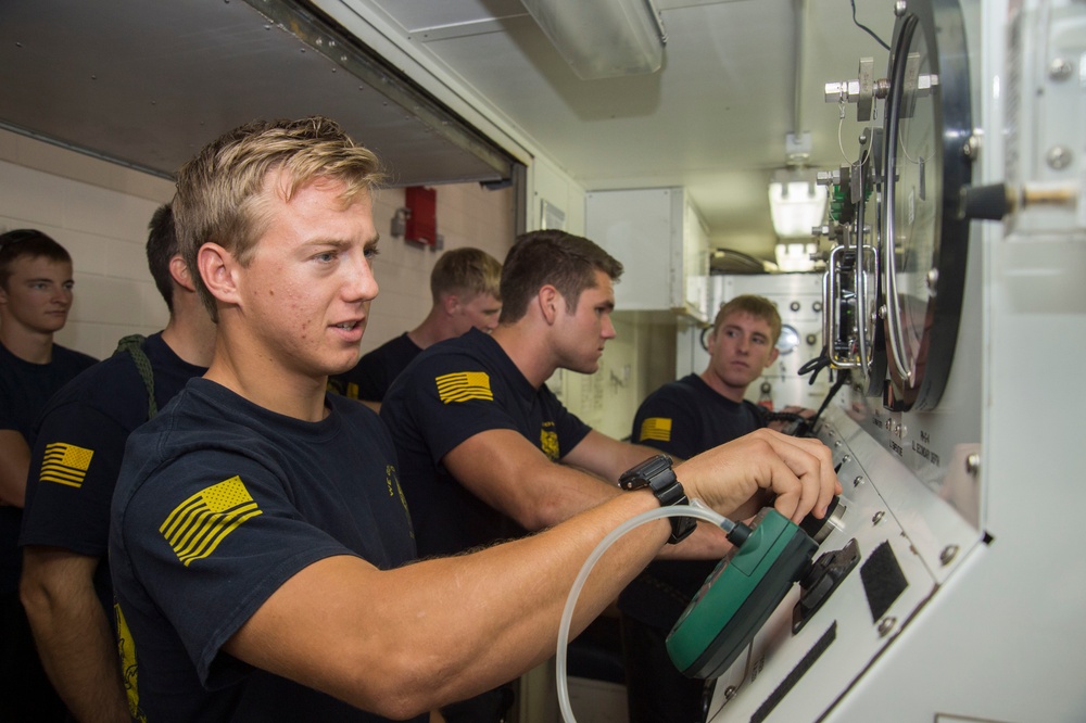 Navy diver recompression operations