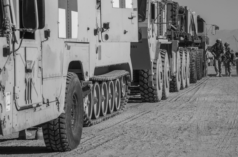 Soldiers pack up to fight the Donovians at Fort Irwin