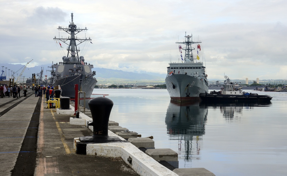 The People’s Liberation Army Navy midshipmen training ship Zheng He (Type 679, Hull 81) arrives in Joint Base Pearl Harbor-Hickam