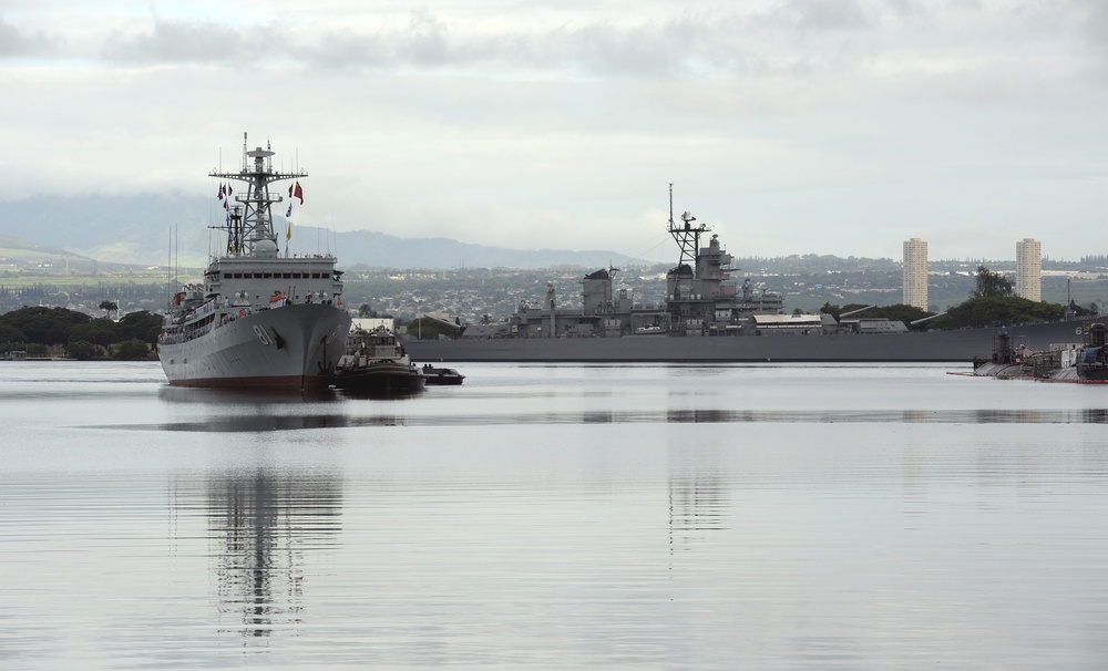 The People’s Liberation Army Navy midshipmen training ship Zheng He (Type 679, Hull 81) arrives in Joint Base Pearl Harbor-Hickam