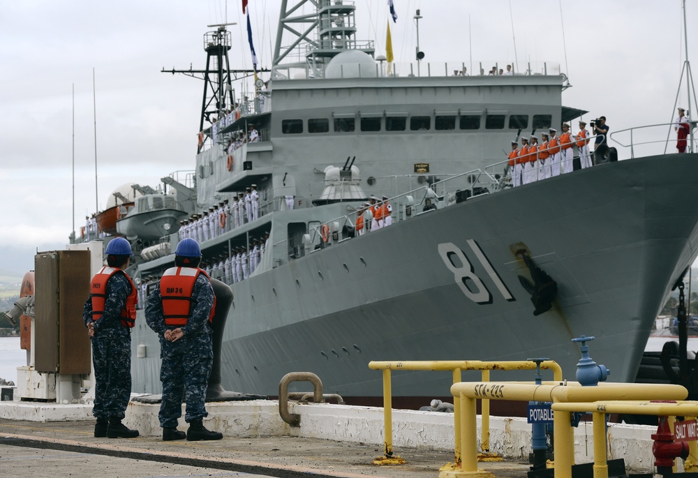 The People’s Liberation Army Navy midshipmen training ship Zheng He (Type 679, Hull 81) arrives in Joint Base Pearl Harbor-Hickam