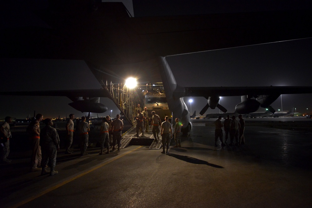 ‘Mad Mules’ and ‘Mighty Ocho’ load P-19 ARFF vehicle onto ‘Herk’ to support OIR