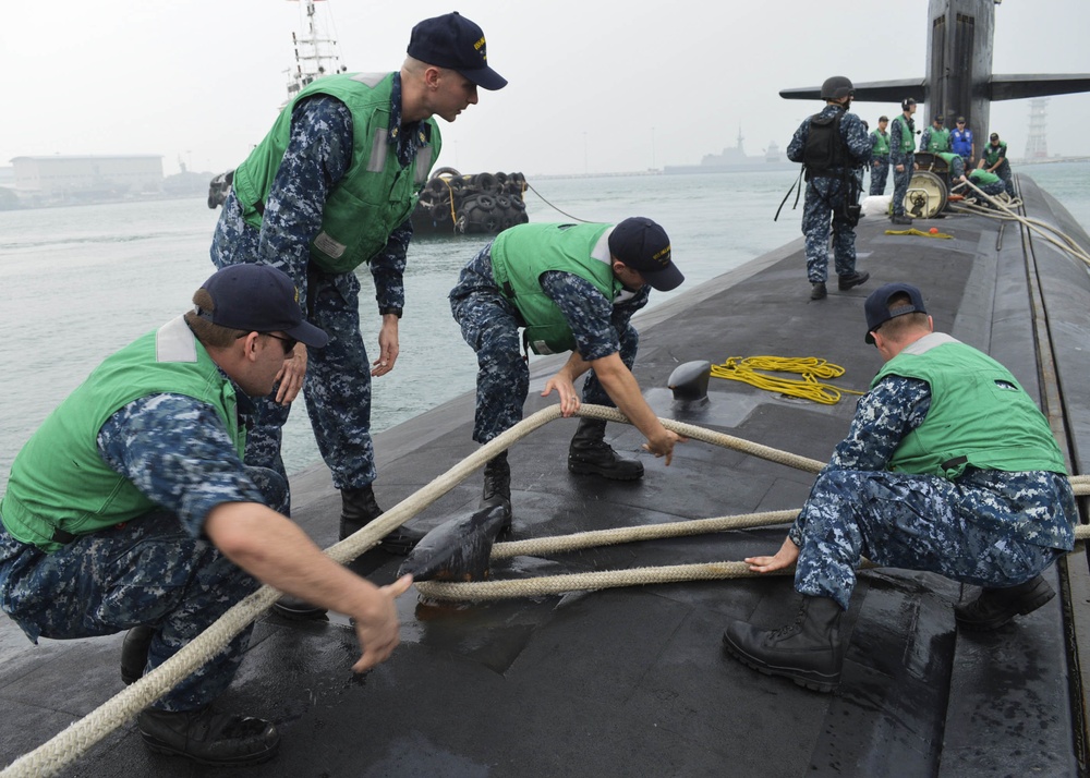 USS Oklahoma City moors in Singapore