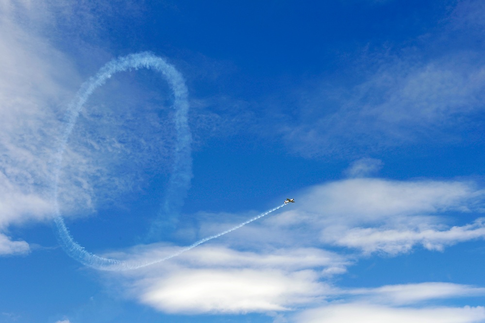 Jet engines buzz above Hawaii during 2015 Kaneohe Air Show