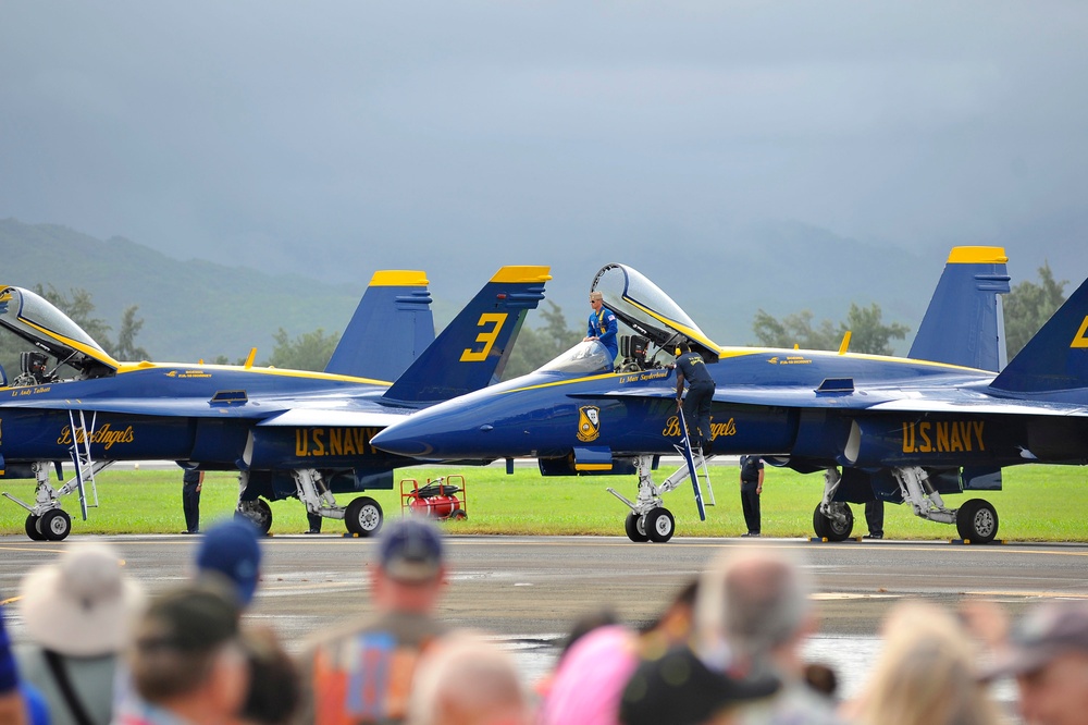 Jet engines buzz above Hawaii during 2015 Kaneohe Air Show