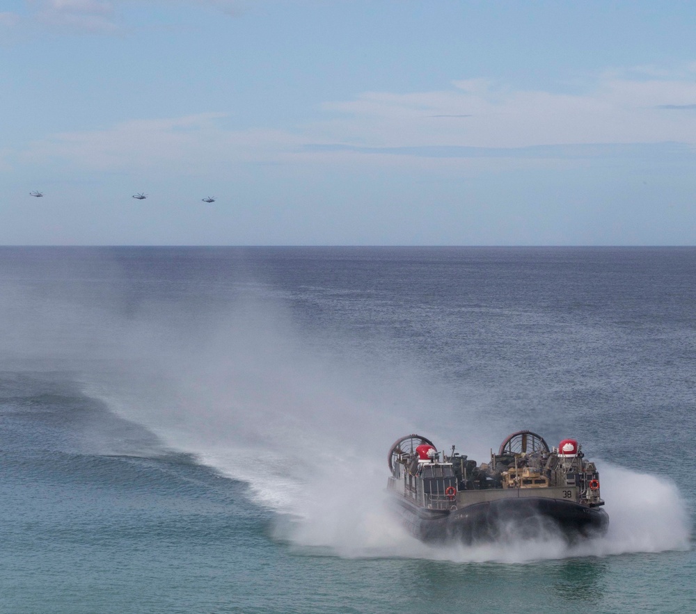 U.S. and Portuguese Marines train side-by-side during Trident Juncture 15