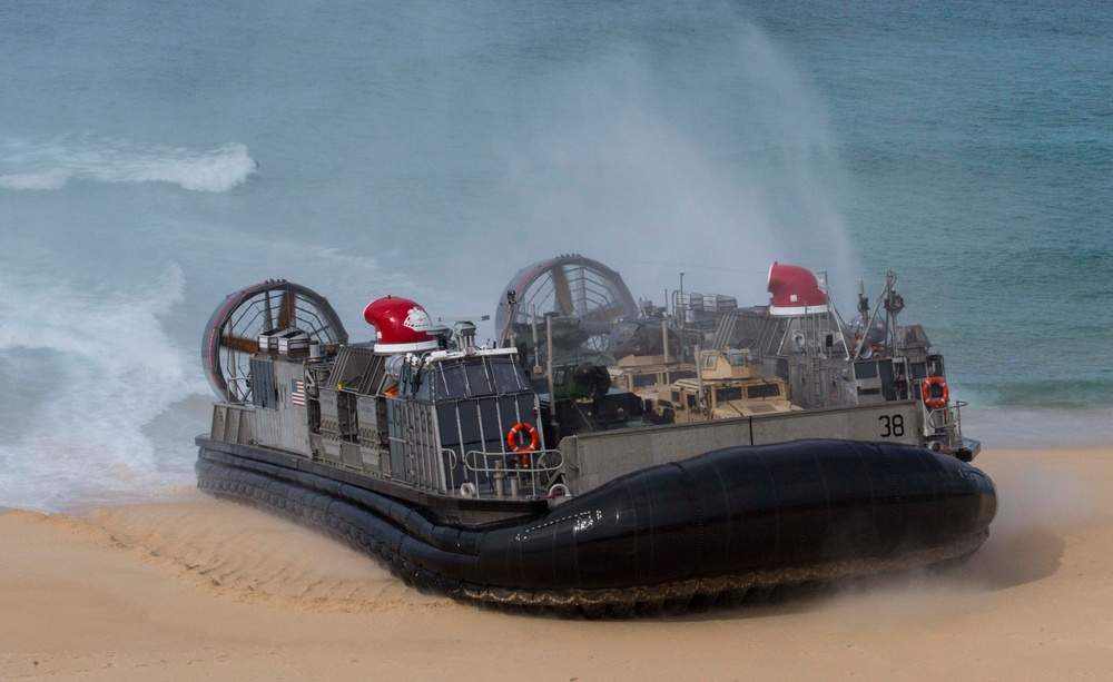 U.S. and Portuguese Marines train side-by-side during Trident Juncture 15