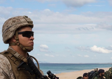 U.S. and Portuguese Marines train side-by-side during Trident Juncture 15